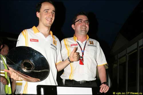 Роберт Кубица и Эрик Буйе, глава Renault F1, после финиша Гран При Австралии